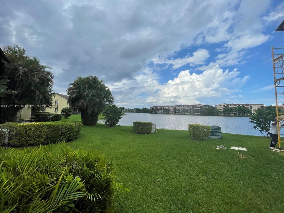 合同活跃: $1,850 (2 贝兹, 2 浴室, 810 平方英尺)