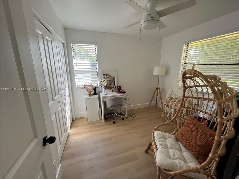 合同活跃: $1,850 (2 贝兹, 2 浴室, 810 平方英尺)