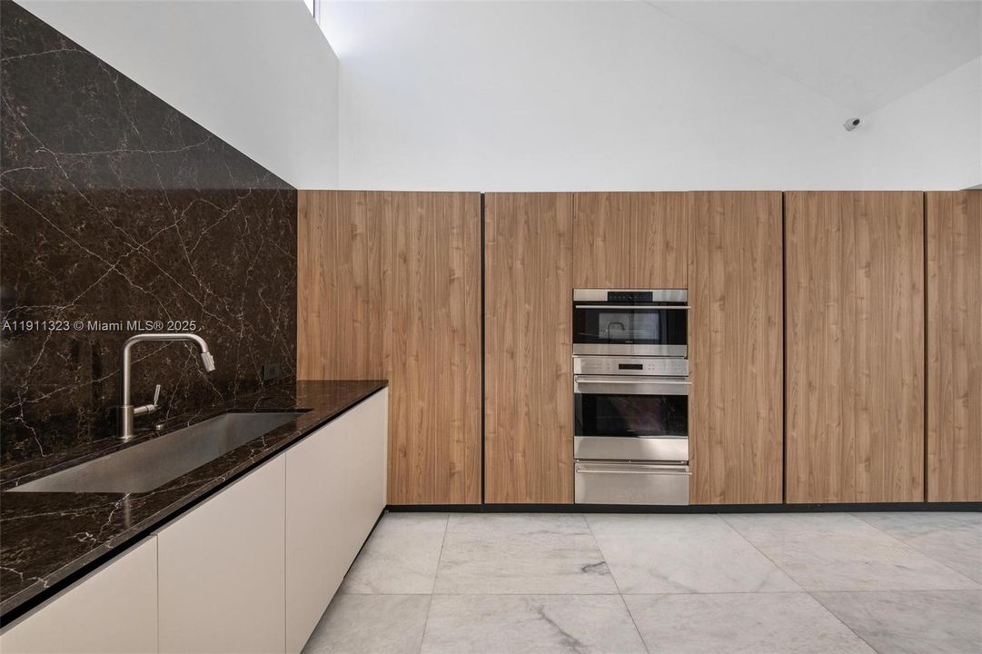 For Sale: $3,990,000 (5 beds, 5 baths, 4126 Square Feet)