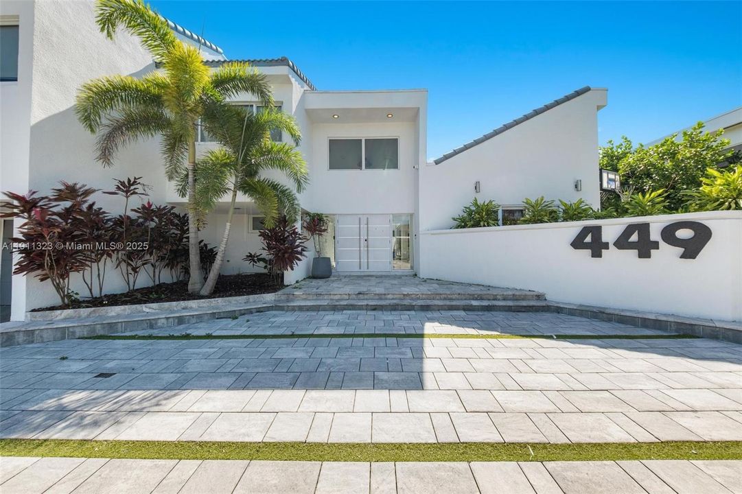 For Sale: $3,990,000 (5 beds, 5 baths, 4126 Square Feet)