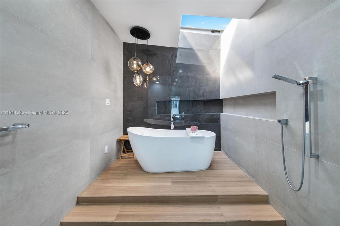 For Sale: $3,990,000 (5 beds, 5 baths, 4126 Square Feet)