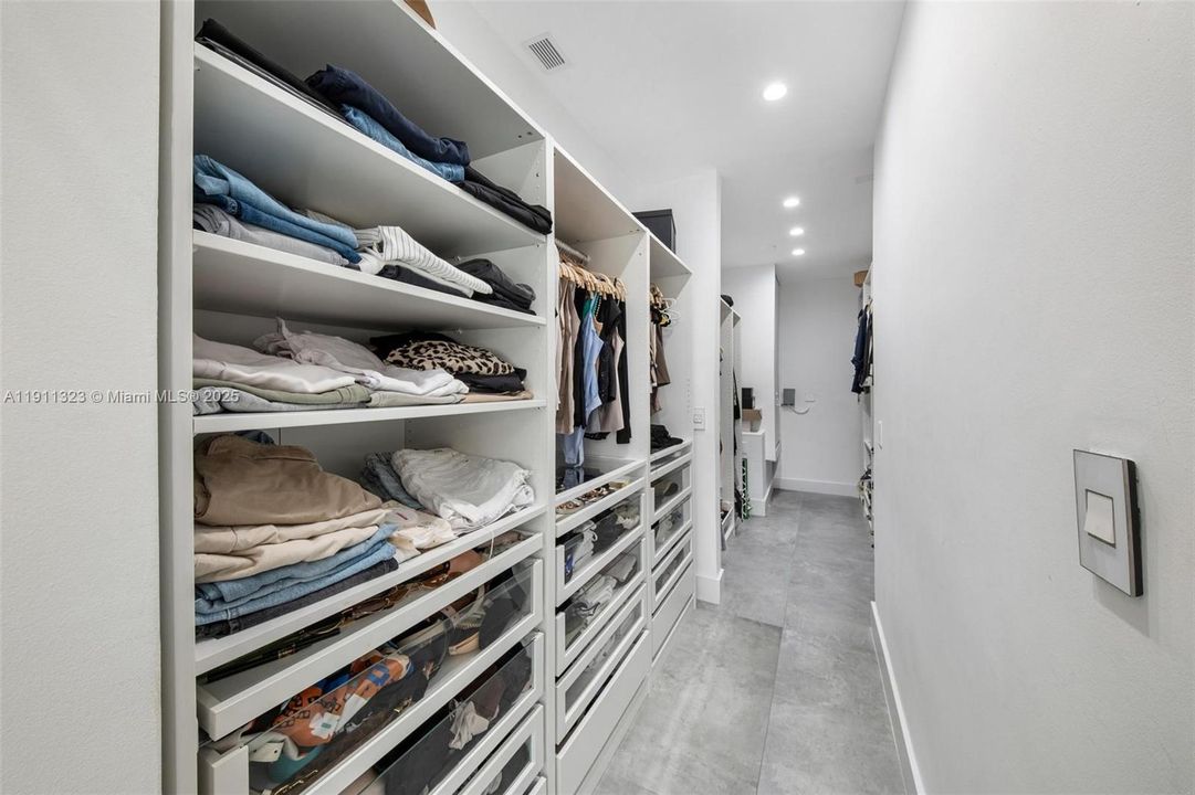 For Sale: $3,990,000 (5 beds, 5 baths, 4126 Square Feet)