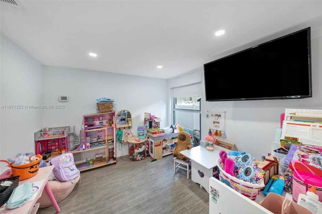 For Sale: $3,990,000 (5 beds, 5 baths, 4126 Square Feet)