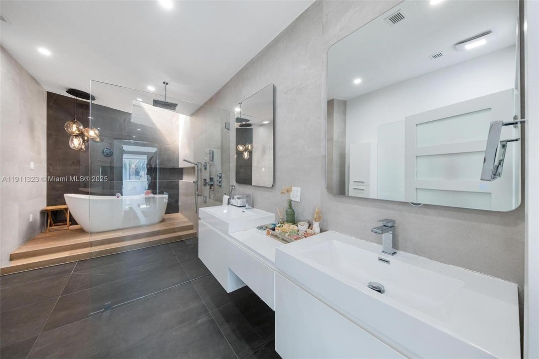 For Sale: $3,990,000 (5 beds, 5 baths, 4126 Square Feet)