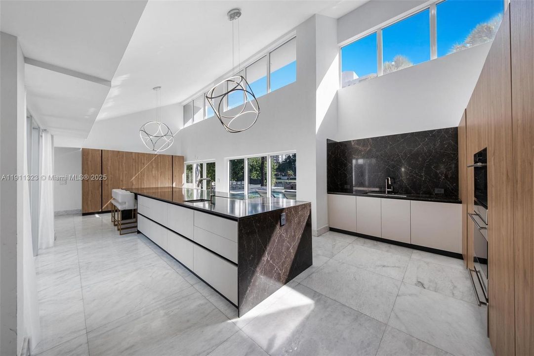 For Sale: $3,990,000 (5 beds, 5 baths, 4126 Square Feet)