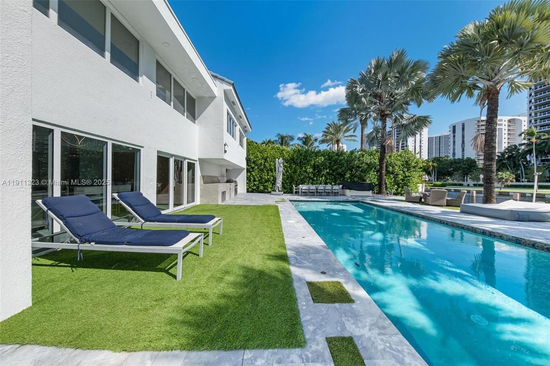 For Sale: $3,990,000 (5 beds, 5 baths, 4126 Square Feet)