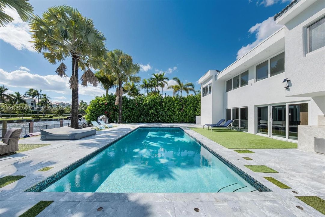 For Sale: $3,990,000 (5 beds, 5 baths, 4126 Square Feet)