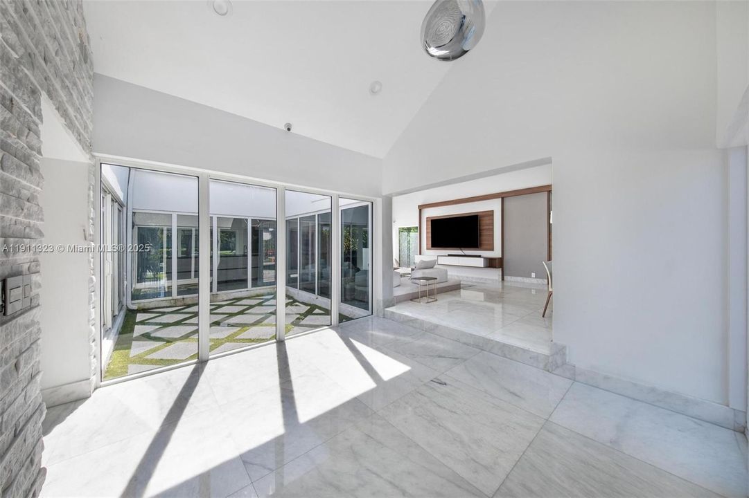 For Sale: $3,990,000 (5 beds, 5 baths, 4126 Square Feet)