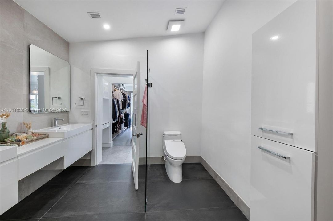 For Sale: $3,990,000 (5 beds, 5 baths, 4126 Square Feet)