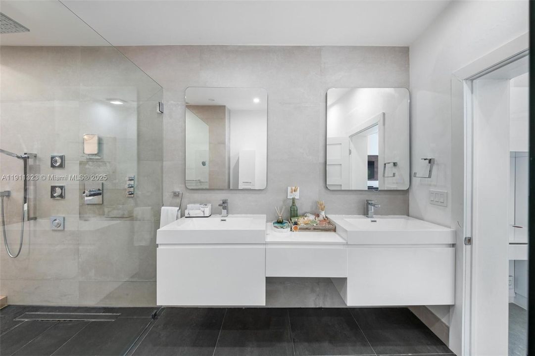 For Sale: $3,990,000 (5 beds, 5 baths, 4126 Square Feet)