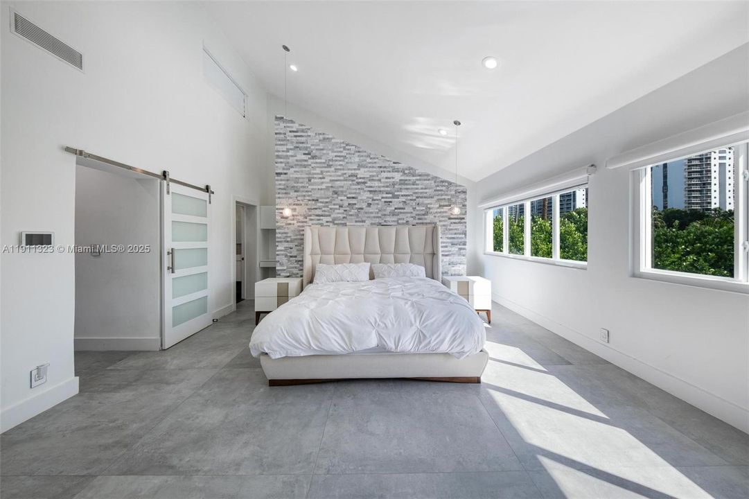 For Sale: $3,990,000 (5 beds, 5 baths, 4126 Square Feet)