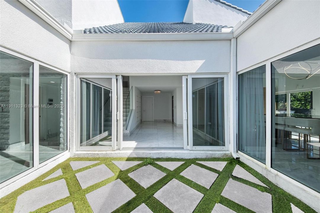 For Sale: $3,990,000 (5 beds, 5 baths, 4126 Square Feet)