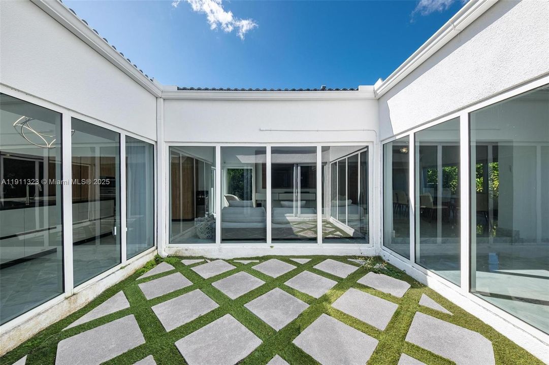 For Sale: $3,990,000 (5 beds, 5 baths, 4126 Square Feet)