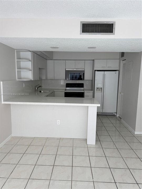 For Rent: $2,500 (2 beds, 2 baths, 939 Square Feet)