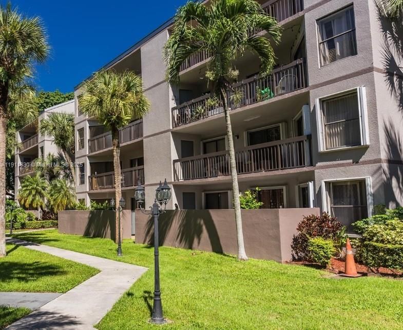 For Rent: $2,500 (2 beds, 2 baths, 939 Square Feet)