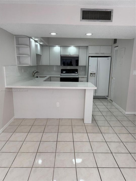 For Rent: $2,500 (2 beds, 2 baths, 939 Square Feet)