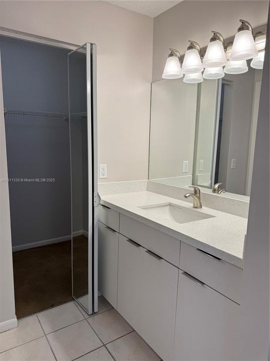 For Rent: $2,500 (2 beds, 2 baths, 939 Square Feet)