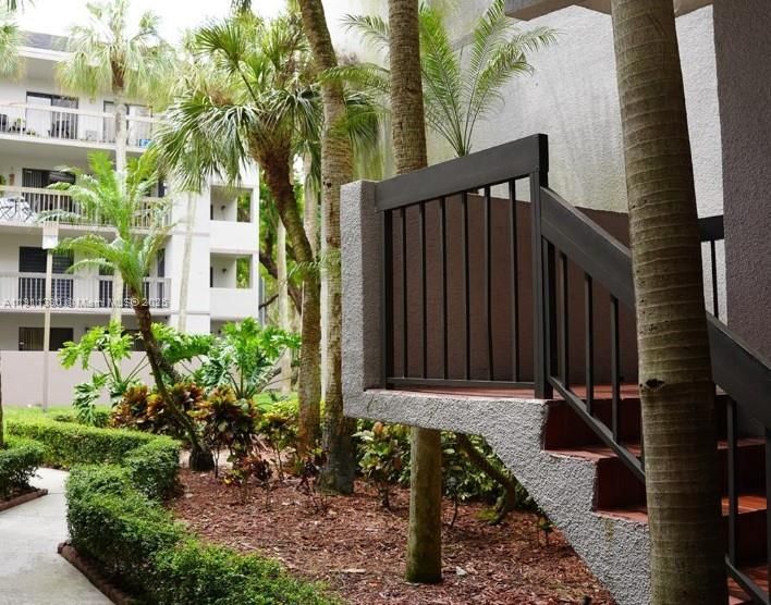 For Rent: $2,500 (2 beds, 2 baths, 939 Square Feet)