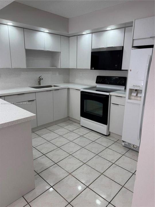 For Rent: $2,500 (2 beds, 2 baths, 939 Square Feet)