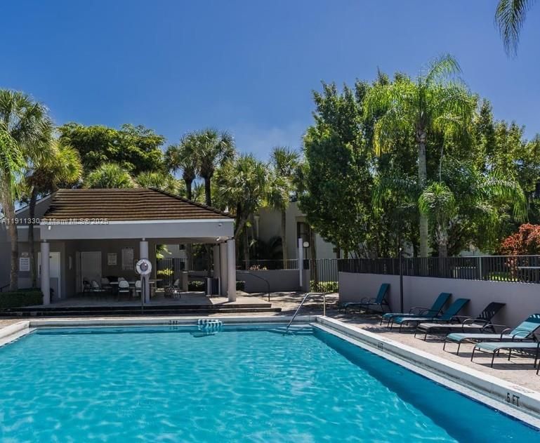 For Rent: $2,500 (2 beds, 2 baths, 939 Square Feet)