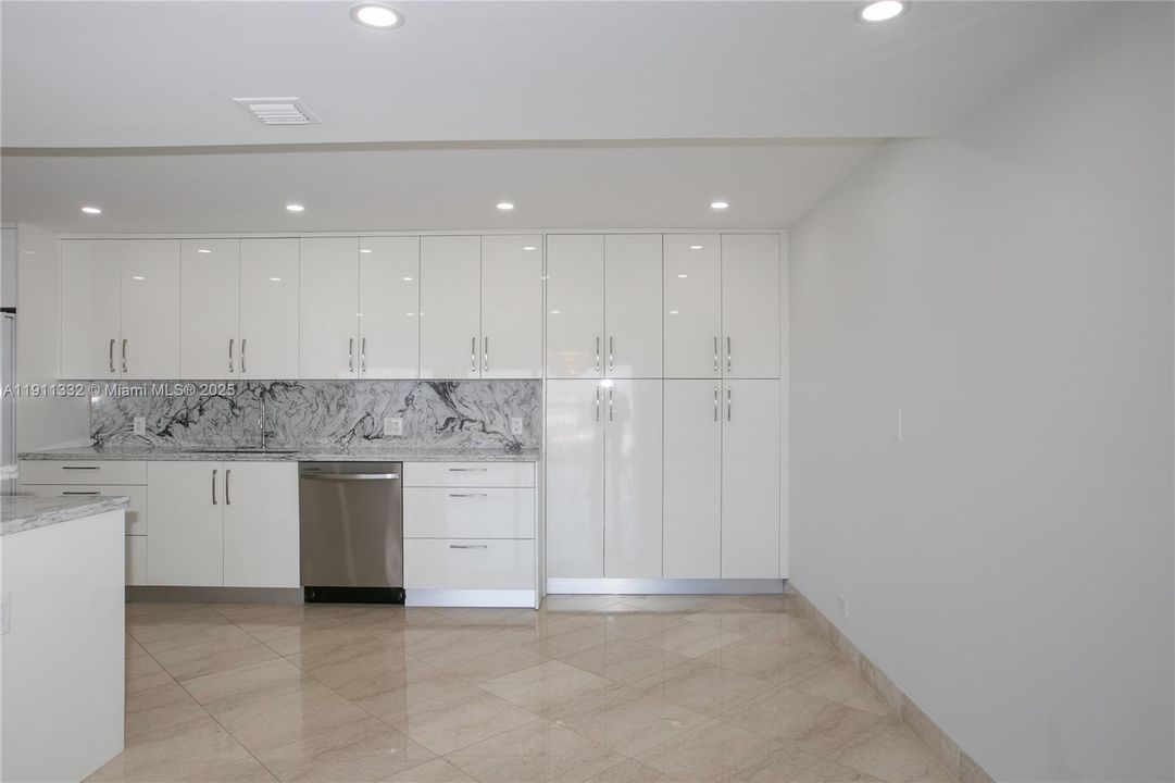 Active With Contract: $239,000 (2 beds, 3 baths, 1950 Square Feet)