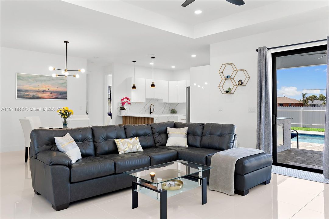 For Sale: $460,000 (3 beds, 3 baths, 1894 Square Feet)