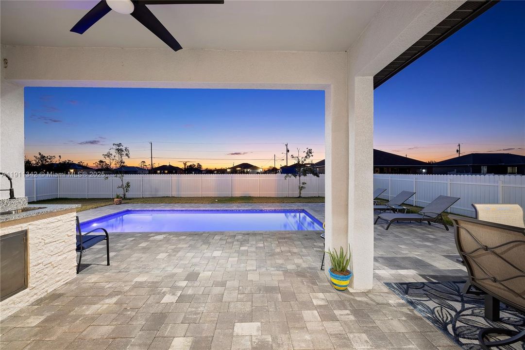 For Sale: $460,000 (3 beds, 3 baths, 1894 Square Feet)