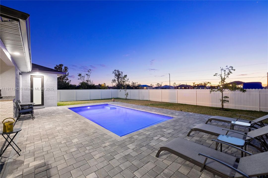 For Sale: $460,000 (3 beds, 3 baths, 1894 Square Feet)