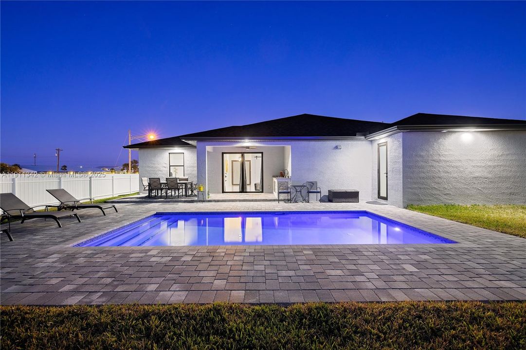 For Sale: $460,000 (3 beds, 3 baths, 1894 Square Feet)