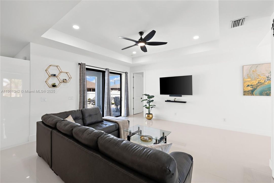 For Sale: $460,000 (3 beds, 3 baths, 1894 Square Feet)