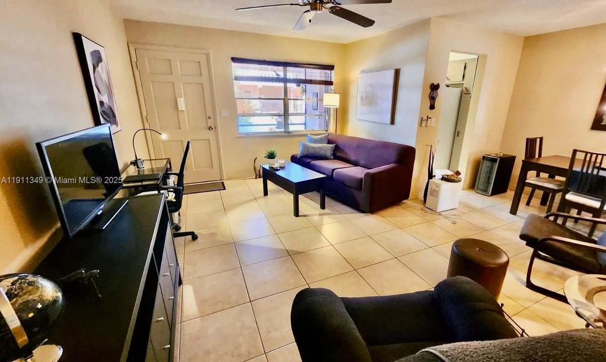 待售: $128,000 (1 贝兹, 1 浴室, 650 平方英尺)