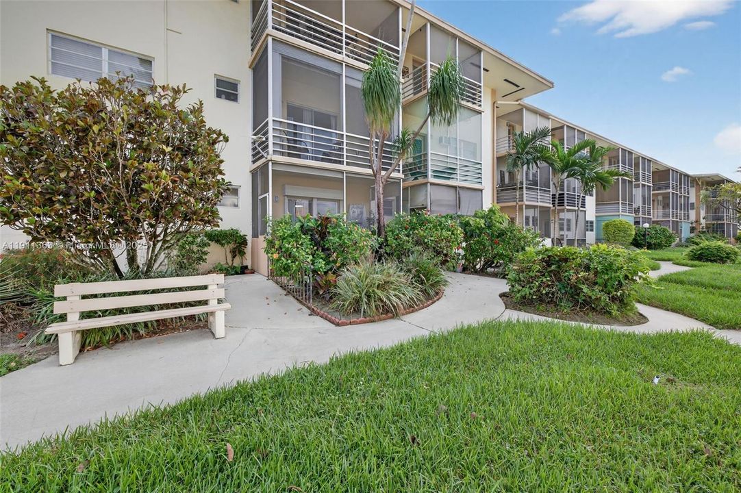 For Sale: $150,000 (2 beds, 2 baths, 960 Square Feet)