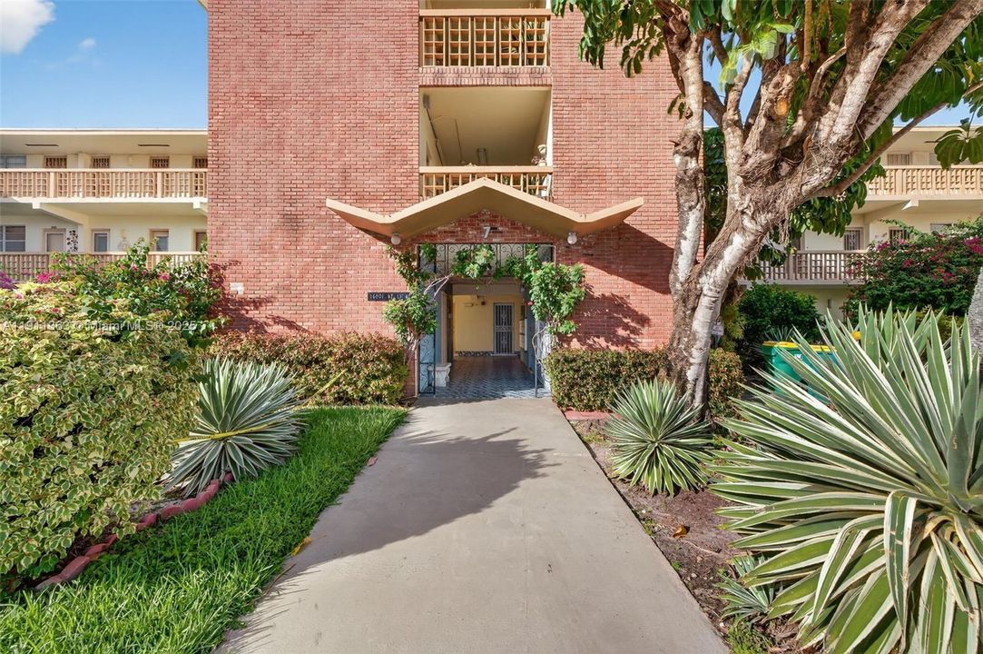 For Sale: $150,000 (2 beds, 2 baths, 960 Square Feet)