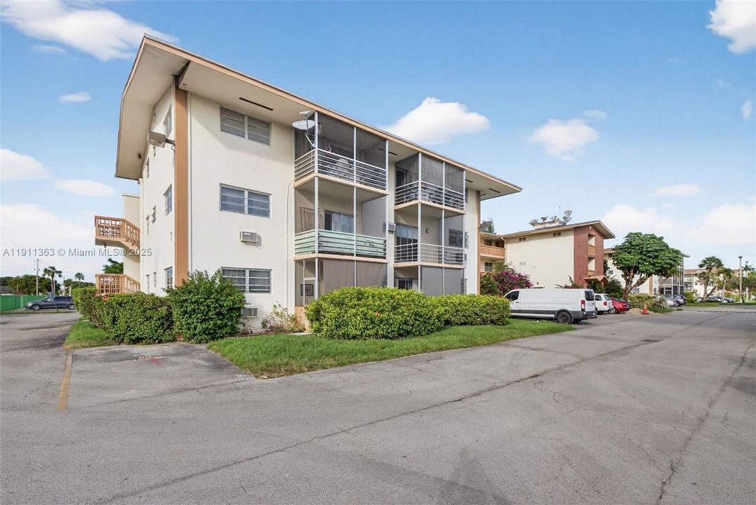 For Sale: $150,000 (2 beds, 2 baths, 960 Square Feet)