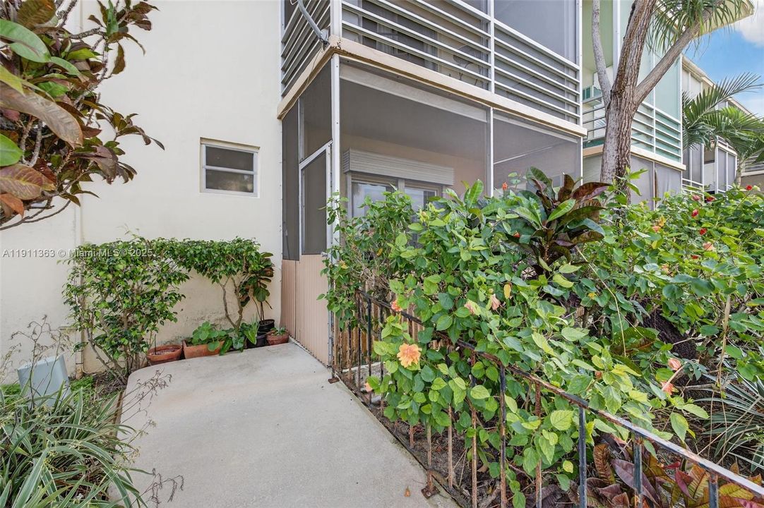 For Sale: $150,000 (2 beds, 2 baths, 960 Square Feet)