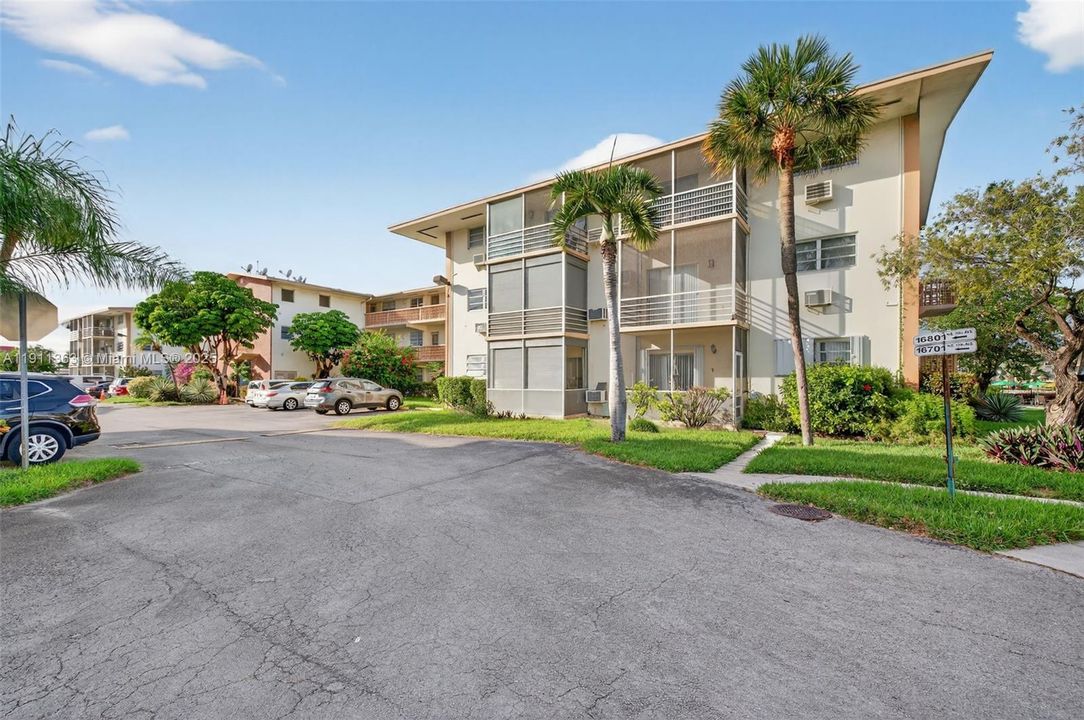 For Sale: $150,000 (2 beds, 2 baths, 960 Square Feet)