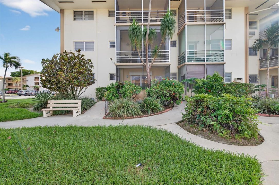 For Sale: $150,000 (2 beds, 2 baths, 960 Square Feet)