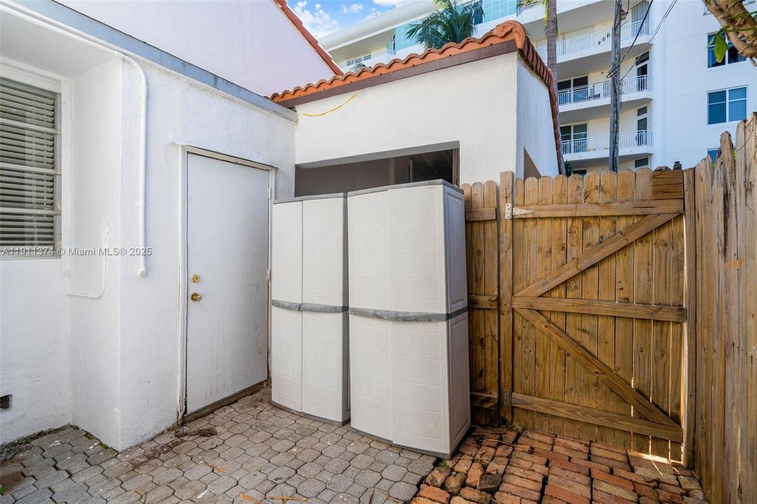 For Sale: $2,500,000 (2 beds, 1 baths, 1061 Square Feet)