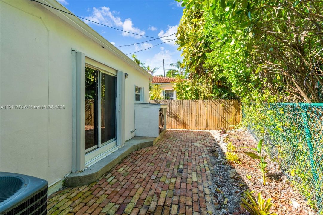 For Sale: $2,500,000 (2 beds, 1 baths, 1061 Square Feet)