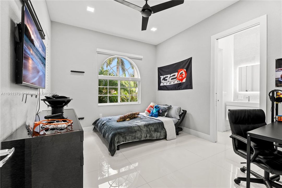 出租: $7,450 (4 贝兹, 3 浴室, 3140 平方英尺)