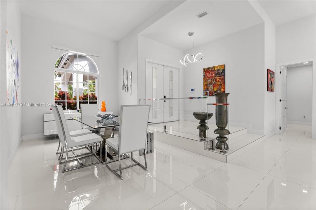 出租: $7,450 (4 贝兹, 3 浴室, 3140 平方英尺)