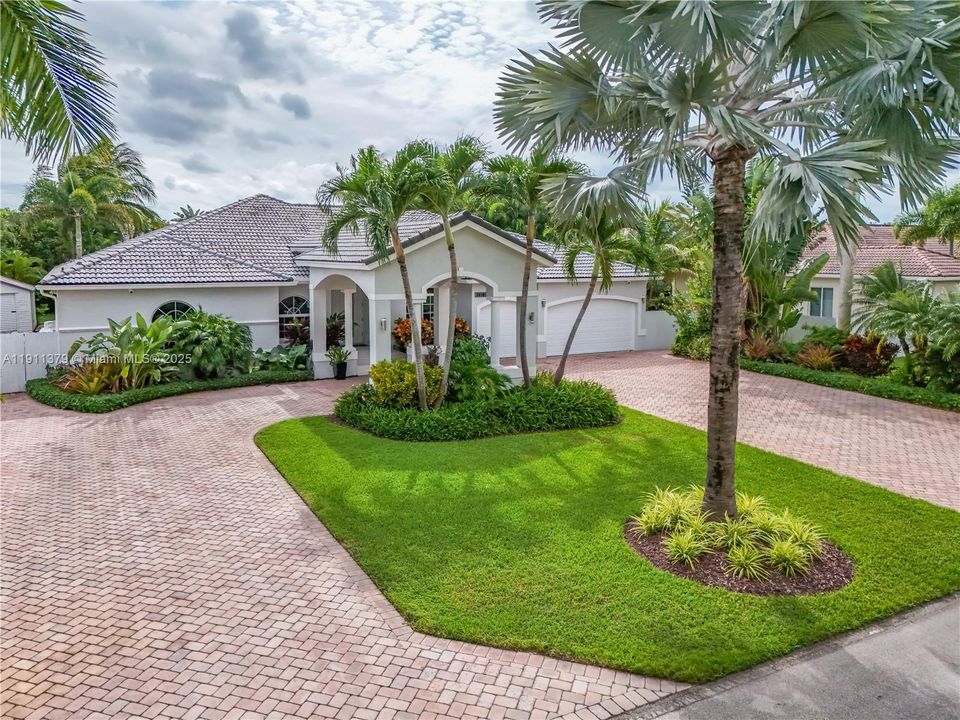 出租: $7,450 (4 贝兹, 3 浴室, 3140 平方英尺)