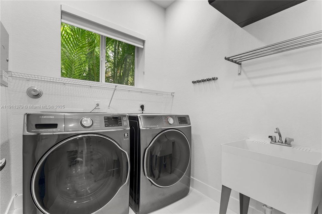 出租: $7,450 (4 贝兹, 3 浴室, 3140 平方英尺)