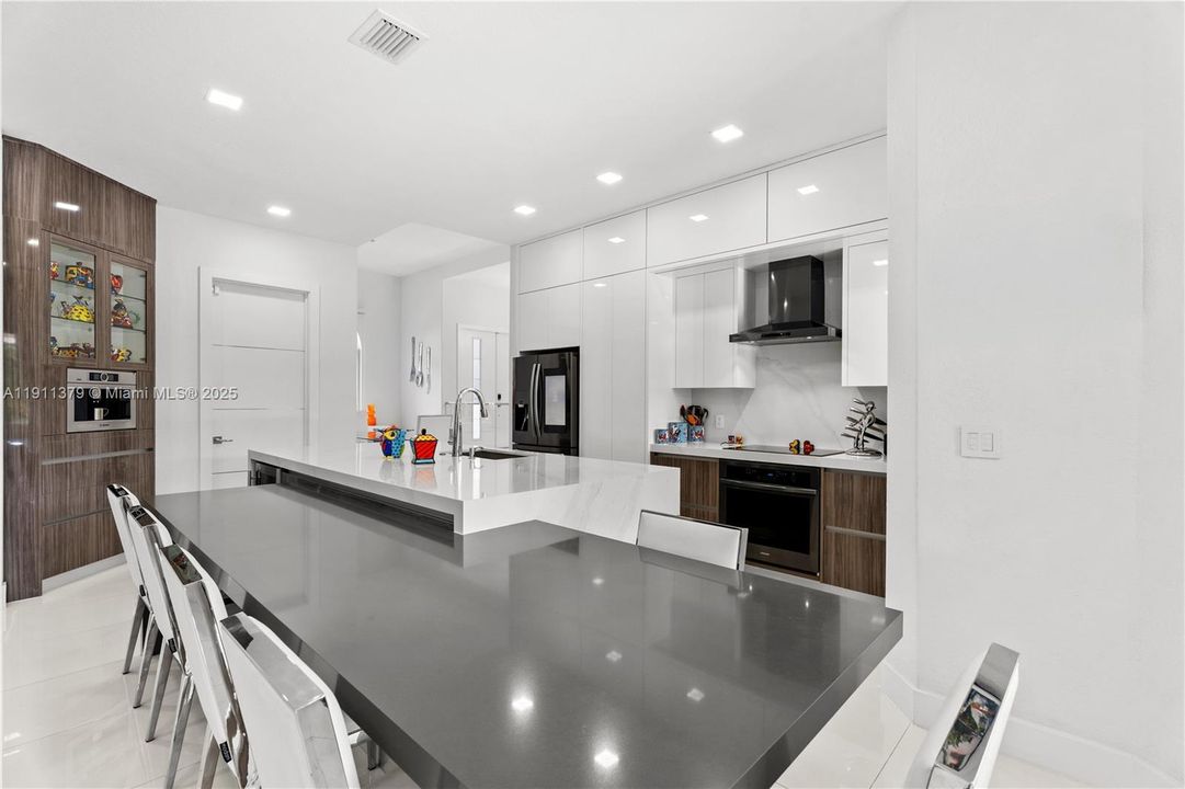 出租: $7,450 (4 贝兹, 3 浴室, 3140 平方英尺)