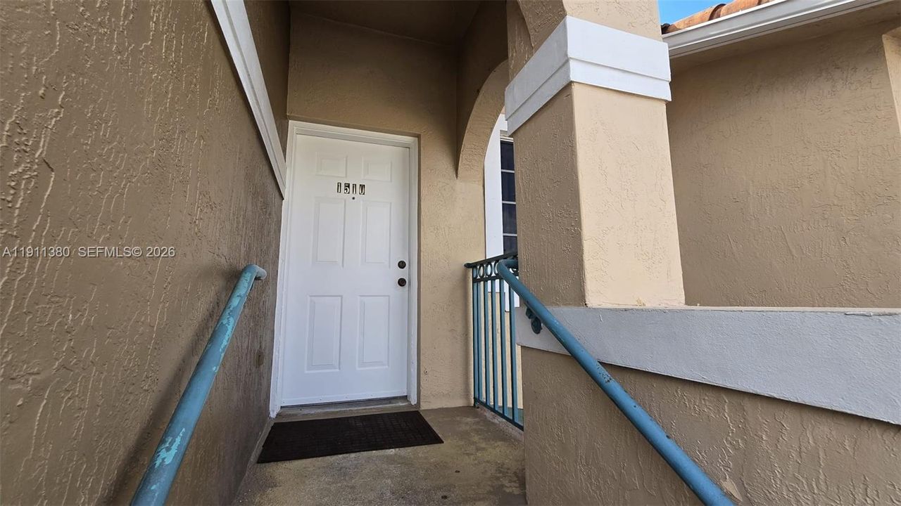 For Sale: $339,900 (2 beds, 2 baths, 950 Square Feet)