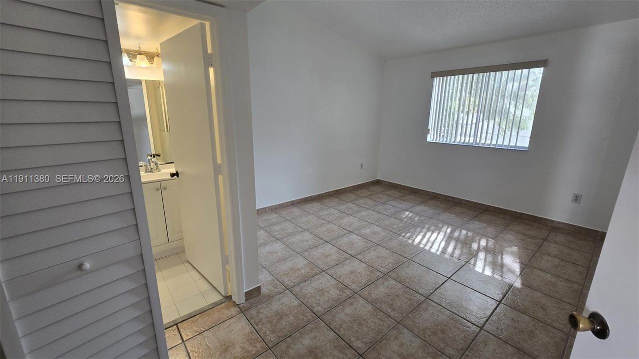 For Sale: $339,900 (2 beds, 2 baths, 950 Square Feet)
