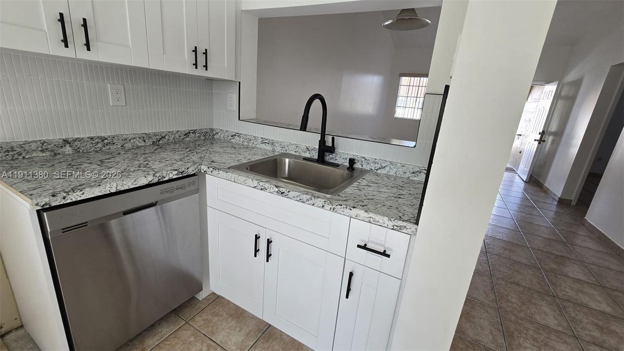 For Sale: $339,900 (2 beds, 2 baths, 950 Square Feet)