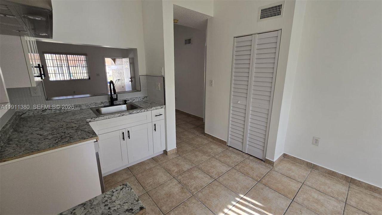 For Sale: $339,900 (2 beds, 2 baths, 950 Square Feet)