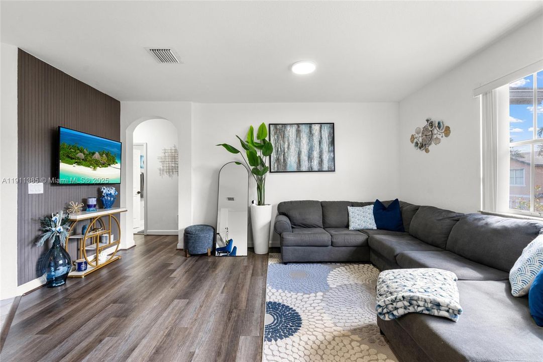 待售: $285,000 (3 贝兹, 2 浴室, 1151 平方英尺)