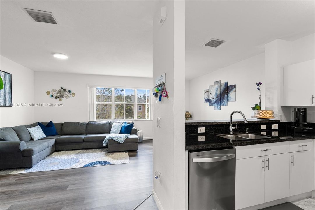 待售: $285,000 (3 贝兹, 2 浴室, 1151 平方英尺)